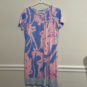 Causal Lilly Pulitzer dress in beautiful colors, bright pink and blue.